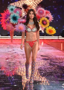 victorias-secret-fantasy-bra-2015.thumb.jpg.c5a7dfe7e5089575560d5abc381e1686.jpg