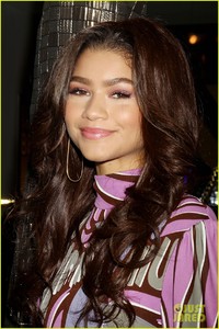 zendaya-unveils-bloomingdales-holiday-window-displays-in-nyc-05.JPG