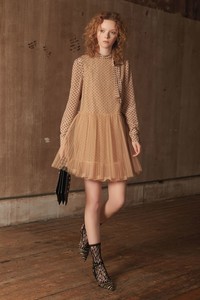 06-Red-Valentino-Pre-Fall-18.thumb.jpg.fa47b86a4b7017ac55d72310a1fc36fe.jpg