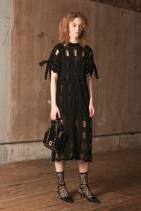 09-Red-Valentino-Pre-Fall-18.thumb.jpg.9a36aa3e8919cc4a48329e7834fa415d.jpg