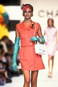 10_chanel-ss-1991-11_html.thumb.JPEG.6602ffeb636f9abfda00940aa35b4491.JPEG