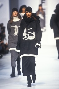 10_karl-lagerfeld-fw-1993-4_html.thumb.JPEG.f8340cd33234ea5d42038bedd44a64d2.JPEG