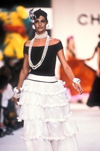 15_chanel-ss-1991-16_html.thumb.JPEG.249c5f027d4d7db57f6afff2c99a7a75.JPEG