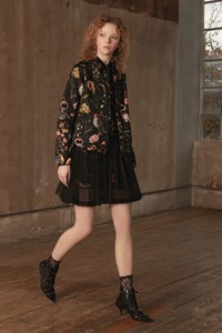 19-Red-Valentino-Pre-Fall-18.thumb.jpg.c210b8078ee29b2804b688fbc9323ba6.jpg