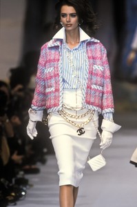 1_chanel-ss-1992-2_html.thumb.JPEG.2d9482a4db19c4d5622f924434eb2608.JPEG