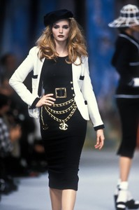 1_chanel-ss-1992-2_html.thumb.JPEG.97f45a54554cec8f172484ceead3735e.JPEG