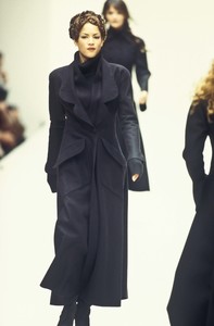 1_fendi-fw-1993-2_html.thumb.JPEG.b72d5fe39705fa529adea943587e4eaf.JPEG