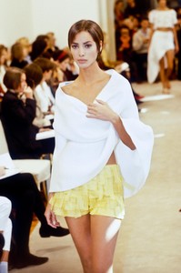 1_prada-ss-1991-2_html.thumb.JPEG.44dcc2e98900b37f59c3d6c62f33e307.JPEG