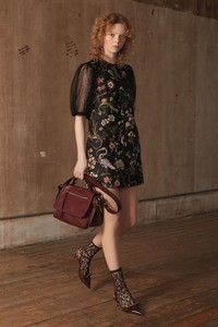 21-Red-Valentino-Pre-Fall-18.thumb.jpg.c1f888a260f73b520a3d1b23e13d085f.jpg