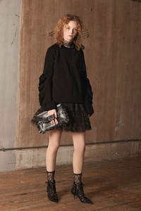 22-Red-Valentino-Pre-Fall-18.thumb.jpg.cc25a2727f9f27885485503e3e7f64aa.jpg