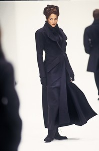 2_fendi-fw-1993-3_html.thumb.JPEG.50001517364c27071cba71ef0ceaea36.JPEG