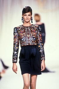 2_valentino-hc-fw-1990-3_html.thumb.JPEG.7490e52d942c988d964719e123d359d6.JPEG