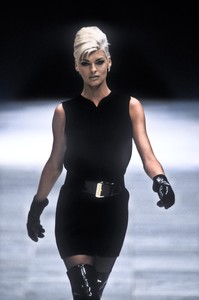 2_versace-fw-1991-3_html.thumb.JPEG.965afcbb1d2c24aa6e91f0e85297bb98.JPEG