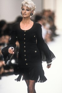 3_chanel-fw-1991-4_html.thumb.JPEG.b46b12a200bfb8561435e2cbfdaec405.JPEG