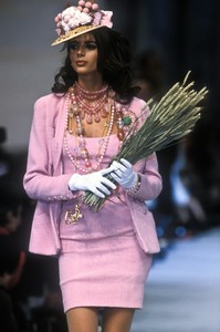 3_chanel-ss-1992-4_html.thumb.JPEG.1bf982c7b969b1eea09715bc4b8e34da.JPEG