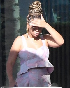 463F5AD400000578-5073527-Outfit_change_The_singer_was_also_seen_in_a_pink_peplum_top_and_-a-3_1510452435086.jpg
