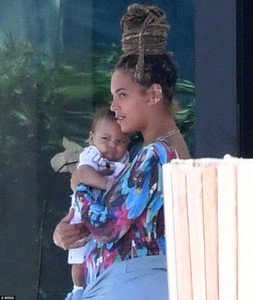 463F5B8300000578-5073527-Sweet_little_guy_The_singer_looked_happy_as_she_held_the_baby_bo-m-82_1510439395672.jpg