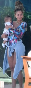 463F5C7500000578-5073527-She_wore_a_floral_bodysuit-a-131_1510440622085.jpg