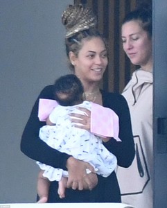 463F5D4600000578-5073527-Sweet_snap_Beyonce_looked_beautiful_as_she_held_her_little_girl_-m-142_1510441413367.jpg