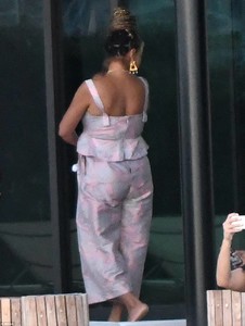 463F5D5500000578-5073527-Oh_mama_The_former_Destiny_s_Child_singer_held_her_baby_close_as-a-4_1510452435092.jpg