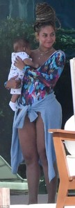 463F5E2400000578-5073527-And_had_a_blue_shirt_tied_around_his_waist-m-130_1510440609777.jpg