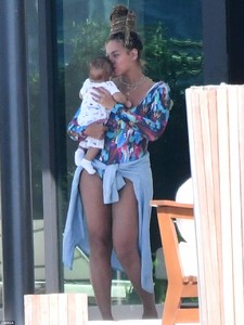 463F5F4200000578-5073527-Kisses_The_couple_was_in_Miami_for_Jay_s_concert_date_at_the_Amw-a-2_1510452434774.jpg