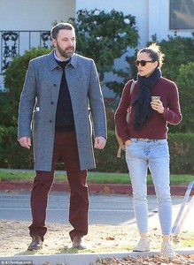 46E2F5E900000578-5137749-Amicable_Jennifer_45_wore_a_ruby_red_sweater_and_pale_jeans_tyin-m-105_1512163893509.jpg