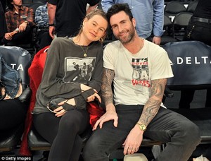 46F66C8B00000578-5142745-So_happy_together_Adam_Levine_and_his_pregnant_wife_Behati_Prins-a-82_1512375942702.jpg