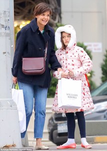 46FB3C8900000578-5145193-Katie_Holmes_went_shopping_for_bakeware_with_her_daughter_Suri_i-m-67_1512423182532.jpg