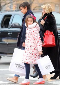 46FB45E000000578-5145193-Winter_chic_Suri_sported_a_fetching_Dolce_Gabbana_padded_coat_wh-m-72_1512423797645.jpg