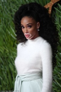 46FB98E100000578-5145107-Glowing_Her_radiant_complexion_was_met_with_a_subtle_smokey_purp-m-21_1512421245660.jpg