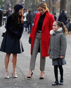 46FC1EAD00000578-5145723-Super_mom_Jennifer_Lopez_48_was_spotted_with_her_9_year_old_twin-m-12_1512432901154.jpg