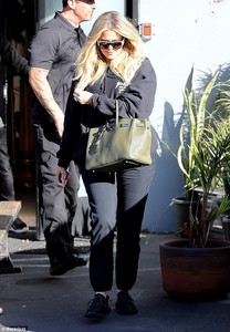 46FCEDD000000578-5145981-Low_key_Khloe_Kardashian_covered_up_her_rumored_baby_bump_while_-a-3_1512449720233.jpg