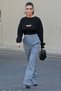 46FCFCCE00000578-5145887-Stunner_Kourtney_Kardashian_38_was_spotted_leaving_a_TV_studio_i-a-1_1512440823194.jpg
