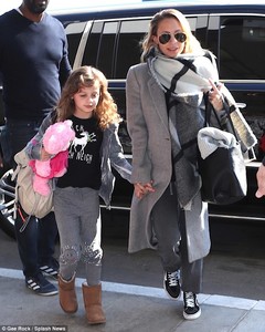470F48AC00000578-5153779-Mommy_and_me_Harlow_matched_Nicole_in_gray_sweatpants_a_zip_up_h-a-3_1512614693444.jpg