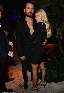 4710757500000578-5154351-Smitten_Sofia_Richie_joined_boyfriend_Scott_Disick_at_the_Art_Ba-a-27_1512623453413.jpg