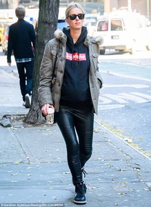 4716ADFF00000578-5157719-Bumping_around_Nicky_Hilton_and_her_large_baby_belly_stepped_out-m-17_1512690909973.jpg