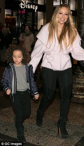 4720142300000578-5161285-Cute_Looking_every_inch_the_devoted_mother_Mariah_held_onto_the_-m-51_1512781200783.jpg