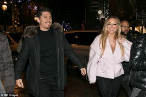 4720147100000578-5161285-Loved_up_Mariah_s_toyboy_beau_Bryan_Tanaka_34_was_also_seen_in_t-a-34_1512779246094.jpg