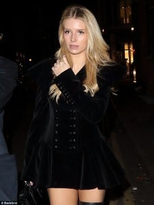 4720A8D700000578-5161241-Gorgeous_Lottie_meanwhile_stunned_in_a_velvet_military_inspired_-m-47_1512780753108.jpg