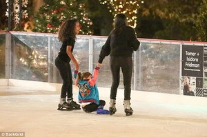 472877DE00000578-5161961-Holding_tight_Larsa_s_daughter_Sophia_and_Kourtney_held_on_to_Pe-a-56_1512927852049.jpg