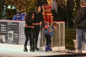 47287EF400000578-5161961-Close_Sophia_Kourtney_and_Penelope_appeared_ready_to_take_a_brea-a-57_1512927852094.jpg