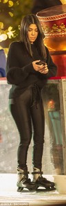 47288DC600000578-5161961-Quick_break_The_mother_of_three_tucked_the_front_of_her_ribbed_b-a-55_1512927851869.jpg