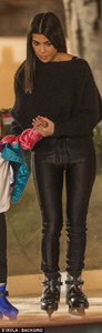 47288E2200000578-5161961-Devoted_Kourtney_helped_her_daughter_skate_during_their_skating_-m-37_1512905448723.jpg