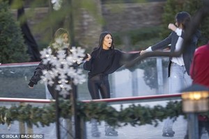 4728972100000578-5161961-Oops_At_one_point_Kendall_almost_caused_Kourtney_to_fall_by_skat-a-63_1512927852482.jpg