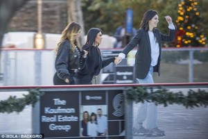 4728979D00000578-5161961-Trio_Larsa_Kourtney_and_Kendall_held_hands_as_they_skated_as_a_g-a-61_1512927852420.jpg