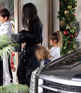 4733249B00000578-5165849-In_the_spirit_Kourt_and_her_very_famous_sisters_have_been_counti-a-3_1512961647488.jpg