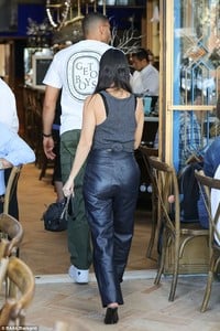 4743FD9600000578-5173171-Date_Younes_opted_for_a_more_casual_outfit_wearing_a_crisp_white-a-51_1513124558933.jpg