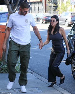 4743FDA200000578-5173171-Follow_the_leader_The_attractive_couple_held_hands_as_they_walke-m-140_1513123393981.jpg