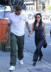 47440E0A00000578-5173171-Walk_it_out_Kourtney_s_slender_waistline_was_fully_on_display_in-a-52_1513124558934.jpg